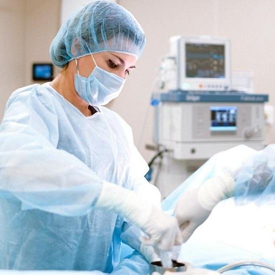 Ziekenhuismedewerker voert operatie uit
